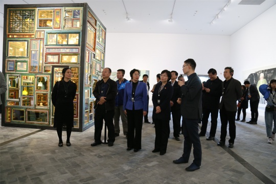 策展人魏祥奇在现场为开幕式嘉宾导览
策展人魏祥奇在现场为开幕式嘉宾导览