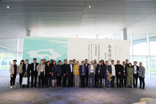开幕式现场部分参展艺术家和嘉宾合影
开幕式现场部分参展艺术家和嘉宾合影