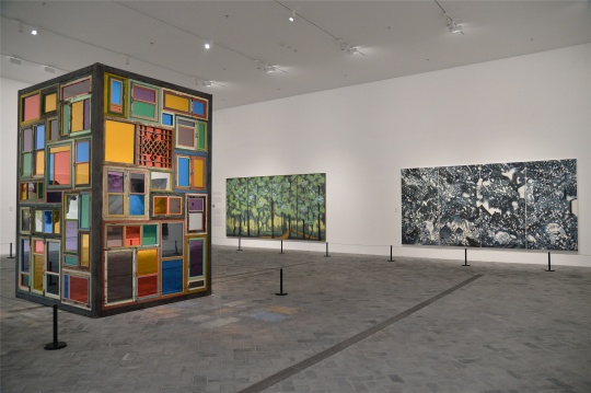 宋冬 《同床异梦3》 361×254.5×224.5cm 钢铁,木窗,灯,玻璃,镜子,床,日用品 2018
宋冬 《同床异梦3》 361×254.5×224.5cm 钢铁,木窗,灯,玻璃,镜子,床,日用品 2018