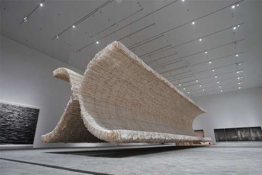 朱金石 《背对的月光》 宣纸、竹子、棉线 800×450×1800cm 2019
朱金石 《背对的月光》 宣纸、竹子、棉线 800×450×1800cm 2019