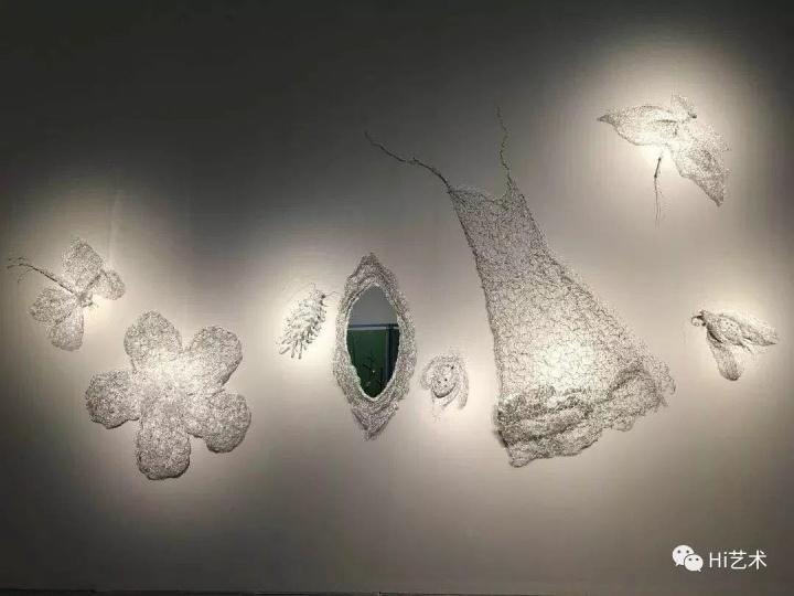 《花园》 铁丝 镜子500cmx350cm(尺寸可变)2015
《花园》 铁丝 镜子500cmx350cm(尺寸可变)2015