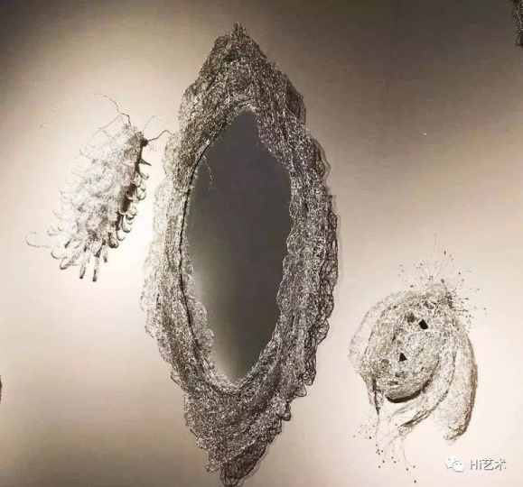 《镜子、昆虫1、昆虫2》110x60x20cm,昆虫55x40x33cm 2015年
《镜子、昆虫1、昆虫2》110x60x20cm,昆虫55x40x33cm 2015年