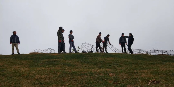 正在现场施工的工作人员及已经放置完成的赵磊明作品《山的子民》
正在现场施工的工作人员及已经放置完成的赵磊明作品《山的子民》
