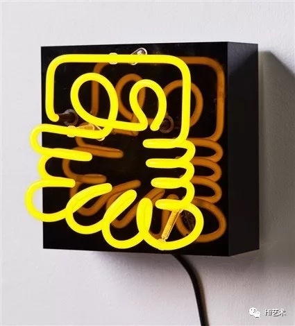 《Black》 22×22×8.5cm neon mounted on an acrylic base 2010
布鲁克·安德鲁是一位维拉度里/凯尔特(澳大利亚原住民)艺术家,1996年以来一直活跃在国际艺坛。他的跨学科实践批判性地审视了与全球殖民主义和现代性历史相关的主导叙事。通过博物馆和档案的介入,他的沉浸式艺术作品为观看被遗忘的历史提供了不同的视角,也为当今世界解释历史提供了不同的方式。
《Black》 22×22×8.5cm neon mounted on an acrylic base 2010
布鲁克·安德鲁是一位维拉度里/凯尔特(澳大利亚原住民)艺术家,1996年以来一直活跃在国际艺坛。他的跨学科实践批判性地审视了与全球殖民主义和现代性历史相关的主导叙事。通过博物馆和档案的介入,他的沉浸式艺术作品为观看被遗忘的历史提供了不同的视角,也为当今世界解释历史提供了不同的方式。