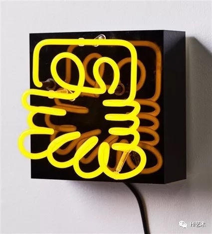 《Black》 22×22×8.5cm neon mounted on an acrylic base 2010

布鲁克·安德鲁是一位维拉度里/凯尔特(澳大利亚原住民)艺术家，1996年以来一直活跃在国际艺坛。他的跨学科实践批判性地审视了与全球殖民主义和现代性历史相关的主导叙事。通过博物馆和档案的介入，他的沉浸式艺术作品为观看被遗忘的历史提供了不同的视角，也为当今世界解释历史提供了不同的方式。
