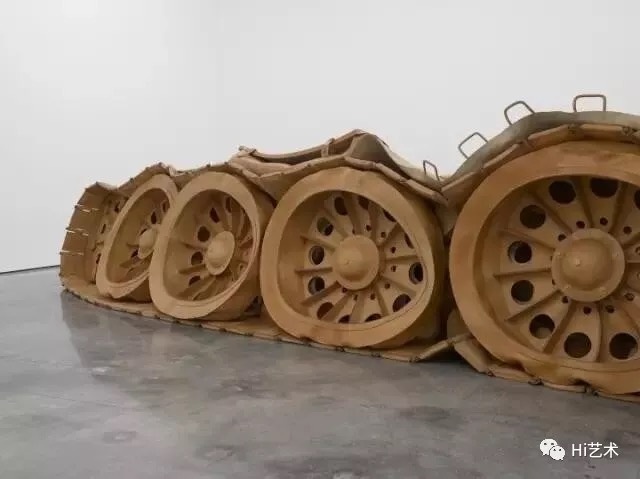 《坦克计划》 890x600x150cm 植鞣革 2011-2013
何翔宇的创作实践可以被视作各类个体、社会和政治主题的材料测试场和观念实验室。作为一名在中国迅速城市化时期成长起来的艺术家,何翔宇尝试由物体间的转化体现或引导感知。
《坦克计划》 890x600x150cm 植鞣革 2011-2013
何翔宇的创作实践可以被视作各类个体、社会和政治主题的材料测试场和观念实验室。作为一名在中国迅速城市化时期成长起来的艺术家,何翔宇尝试由物体间的转化体现或引导感知。