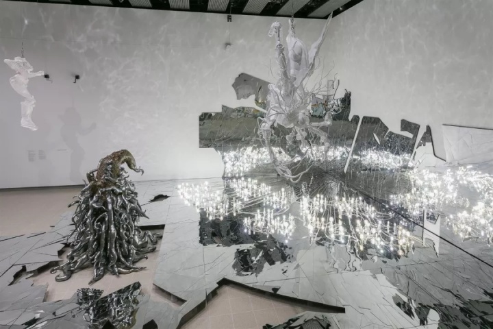 李昢 伦敦海沃德画廊Crashing展览现场,2018年,伦敦。摄影:Mark Blower 图片由李昢工作室、伦敦海沃德画廊及立木画廊(香港、纽约及首尔)提供
李昢父母皆为左派异见人士,其成长经历了汉城(首尔)政治动荡和社会变迁时期。她自始至终都是一种反传统性格,之后彻底破除了自己在校时所接受的雕塑训练,转而结合背离理想美学概念的可穿戴软雕塑形式,创造出极具表述力的作品。李昢不断创作煽动性作品,跨越流派与领域,探索美感、堕落和腐败等主题。
李昢 伦敦海沃德画廊Crashing展览现场,2018年,伦敦。摄影:Mark Blower 图片由李昢工作室、伦敦海沃德画廊及立木画廊(香港、纽约及首尔)提供
李昢父母皆为左派异见人士,其成长经历了汉城(首尔)政治动荡和社会变迁时期。她自始至终都是一种反传统性格,之后彻底破除了自己在校时所接受的雕塑训练,转而结合背离理想美学概念的可穿戴软雕塑形式,创造出极具表述力的作品。李昢不断创作煽动性作品,跨越流派与领域,探索美感、堕落和腐败等主题。