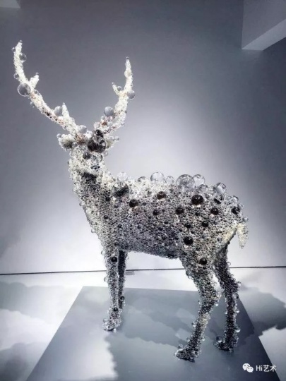 《PixCell-Deer#41》 205×155×70cm 树脂、动物标本、玻璃珠、不锈钢 2015
名和晃平使用玻璃珠、聚氨酯泡沫塑料、硅油以及大量不同技术和材料,以实现其原创概念 “棱镜”,并探索雕塑的潜能。他近期的项目将此种探索延伸至建筑和行为艺术,达成空间和艺术的融合呈现。
《PixCell-Deer#41》 205×155×70cm 树脂、动物标本、玻璃珠、不锈钢 2015
名和晃平使用玻璃珠、聚氨酯泡沫塑料、硅油以及大量不同技术和材料,以实现其原创概念 “棱镜”,并探索雕塑的潜能。他近期的项目将此种探索延伸至建筑和行为艺术,达成空间和艺术的融合呈现。