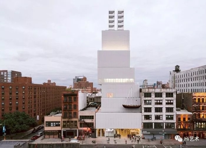 妹岛和世设计的纽约新当代艺术博物馆（New Museum of Contemporary Art），2007

妹岛和世被日本评论界称为是从小通过电视和录像等媒体培养出来的一代建筑师，有着特有的与前人绝不相同的空间认识。她的作品让人感受到其老师伊东丰雄的影响，妹岛承袭了伊东丰雄的轻快和飘逸，但又更进一步增加了作品中的浮游感，细腻、精致而富于女性气息。
