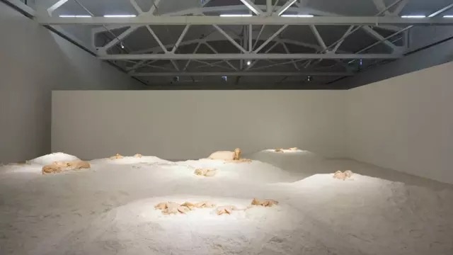 《我睡在自己身上》 2011
沈少民擅长多领域、跨媒介创作,作品涵盖装置、影像、纪录片、观念绘画、诗歌、互动公共艺术等。沈少民的创作热衷于关注人类生命问题和生存空间问题,他珍惜渺小人类脆弱而短暂的生命,同时又深深恐惧着对人类生存环境无处不在而持续不断的肆意破坏,他的作品往往透露出其内心深处的美好愿望。
《我睡在自己身上》 2011
沈少民擅长多领域、跨媒介创作,作品涵盖装置、影像、纪录片、观念绘画、诗歌、互动公共艺术等。沈少民的创作热衷于关注人类生命问题和生存空间问题,他珍惜渺小人类脆弱而短暂的生命,同时又深深恐惧着对人类生存环境无处不在而持续不断的肆意破坏,他的作品往往透露出其内心深处的美好愿望。