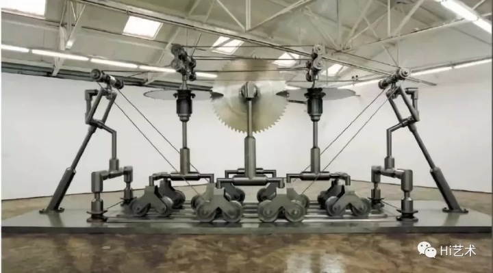 《被锯的锯? D90-P07》 1000×280×370cm 普通钢、不锈钢 2007
王鲁炎是中国现当代艺术发展史中的重要参与者,曾参加1979 年的“星星画展”和1989年的“中国现代艺术大展”。1988年,王鲁炎与顾德新合作创作了《触觉艺术》,1988-1995年与顾德新、陈少平组成“新刻度小组”。“新刻度小组”解散后,王鲁炎以独立艺术家的身份继续创作。
《被锯的锯? D90-P07》 1000×280×370cm 普通钢、不锈钢 2007
王鲁炎是中国现当代艺术发展史中的重要参与者,曾参加1979 年的“星星画展”和1989年的“中国现代艺术大展”。1988年,王鲁炎与顾德新合作创作了《触觉艺术》,1988-1995年与顾德新、陈少平组成“新刻度小组”。“新刻度小组”解散后,王鲁炎以独立艺术家的身份继续创作。