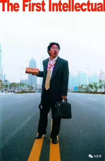 《第一个知识分子》 193×127cm 摄影彩色C-print 2000
出身油画系的杨福东同样长于电影、录像等媒介作品的创作。他的作品以古典文人气质与现代场景对接,模糊了历史感与现实性,拓宽了影像叙事的方式,反映着新一代年轻知识分子在富裕的物质生活与日益匮乏的精神世界之间的妥协、困惑和无力感,同时也暗含了被现代化狂潮践踏的中国传统文化的无奈。
《第一个知识分子》 193×127cm 摄影彩色C-print 2000
出身油画系的杨福东同样长于电影、录像等媒介作品的创作。他的作品以古典文人气质与现代场景对接,模糊了历史感与现实性,拓宽了影像叙事的方式,反映着新一代年轻知识分子在富裕的物质生活与日益匮乏的精神世界之间的妥协、困惑和无力感,同时也暗含了被现代化狂潮践踏的中国传统文化的无奈。