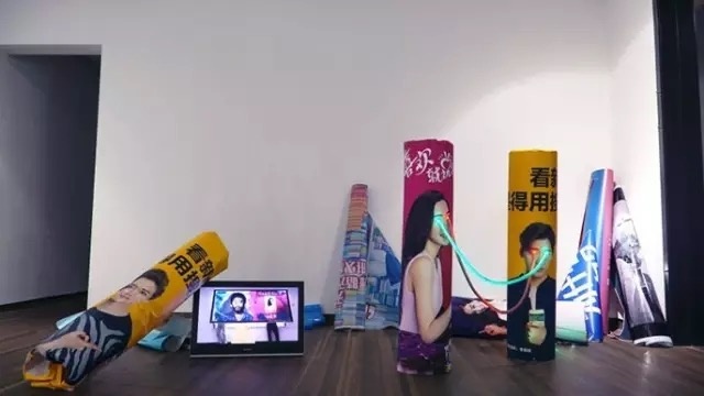 《分身4:换乘》录像装置 尺寸可变 2016
佩恩恩的实践向来以进入不同的运作体系,并成为其中的例外或破坏者,以此来揭示或创造这些系统背后的冲突。
《分身4:换乘》录像装置 尺寸可变 2016
佩恩恩的实践向来以进入不同的运作体系,并成为其中的例外或破坏者,以此来揭示或创造这些系统背后的冲突。