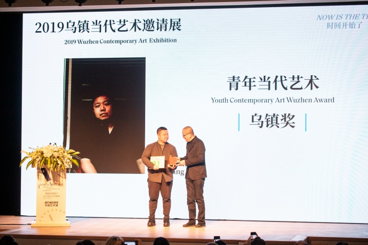 陈丹青2019青年当代艺术乌镇奖获得者拓颁奖
陈丹青2019青年当代艺术乌镇奖获得者拓颁奖