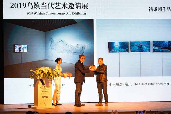 南条史生为2019青年当代艺术创作奖获得者是褚秉超颁奖
南条史生为2019青年当代艺术创作奖获得者是褚秉超颁奖