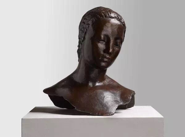 维尔海姆·兰布鲁克《双腿岔开站立的女人头像 [又名：女人低下的头]》43×38×26 cm 青铜 1911
