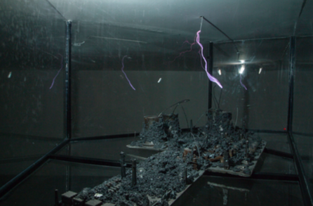 《崩溃的能量 No.1》 120x54cm 铁,磁石,综合材料 2019
《崩溃的能量 No.1》 120x54cm 铁,磁石,综合材料 2019