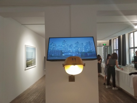 胡为一《轻取》135x112x120cm 影像装置 2019
胡为一《轻取》135x112x120cm 影像装置 2019
