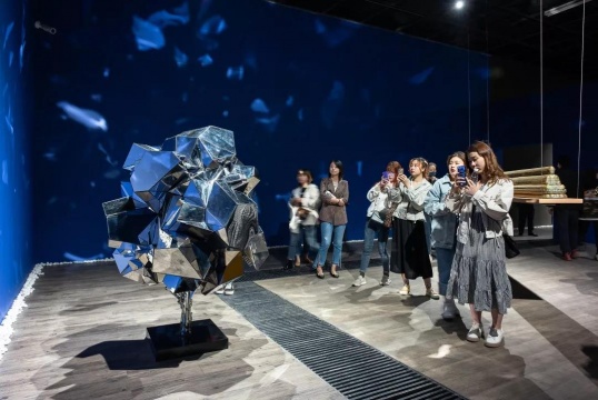 展览现场,夏航作品《光阴之隙》(左)
展览现场,夏航作品《光阴之隙》(左)