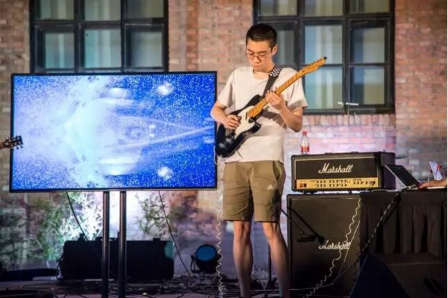 2016年6月25日，艺术家、香料乐队主唱陈陈陈在第一届798“夏日艺术之夜”演出现场（图片源自：博而励画廊）
