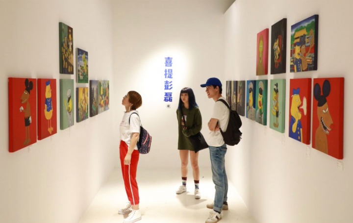 新裤子乐队主唱彭磊个展“捡到一分钱”现场，2018年6月 情绪美术馆（图片源自：情绪美术馆）
