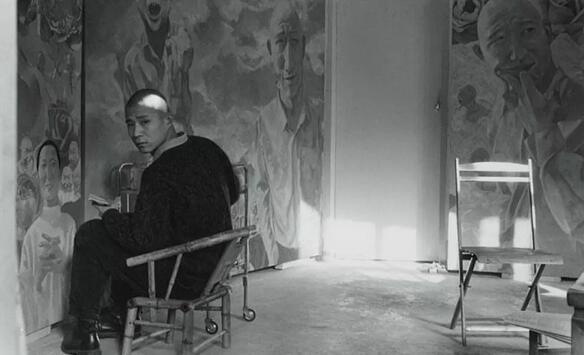 方力钧在圆明园画家村 摄影:徐志伟 1993
方力钧在圆明园画家村 摄影:徐志伟 1993