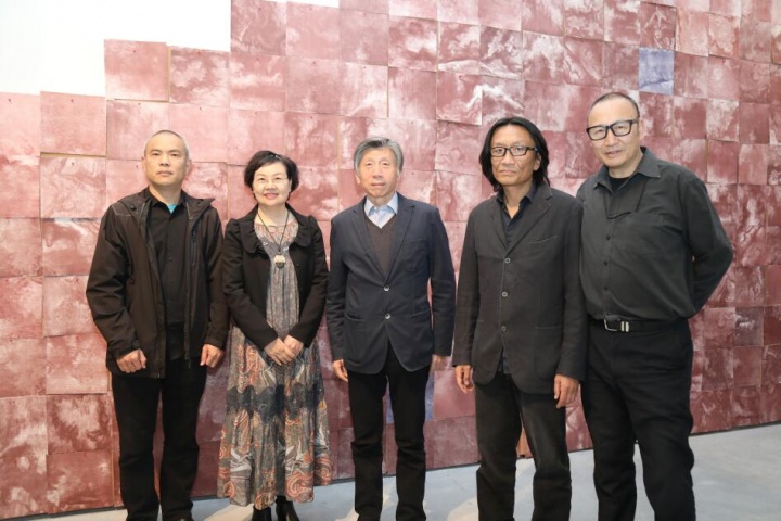 开幕现场嘉宾合影,从左至右分别是吕品晶、周旭君、范迪安、苏新平、朱青生
开幕现场嘉宾合影,从左至右分别是吕品晶、周旭君、范迪安、苏新平、朱青生