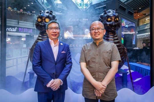 （左）侨福芳草地总经理赖国贤、（右）中国著名当代艺术家刘若望
