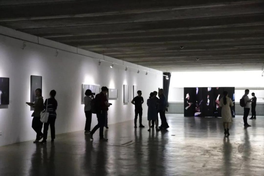 “时光褶皱——陈大志作品展”展厅
