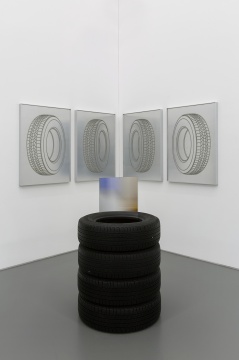 高磊 《125746KM》106×76 cm×4, 21×75 cm×4, 120×38 cm 纸,金属漆,铝板,亚克力银镜,轮胎,钢丝,电动马达 2019
高磊 《125746KM》106×76 cm×4, 21×75 cm×4, 120×38 cm 纸,金属漆,铝板,亚克力银镜,轮胎,钢丝,电动马达 2019
