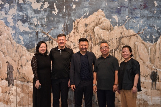 右起：顾维洁女士、范晓虎先生、艺术家 徐弘、策展人 艾墨思、艺·凯旋画廊负责人 李兰芳
