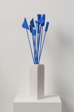 《送给自己的一束花》 76x20x20cm 木 2018
《送给自己的一束花》 76x20x20cm 木 2018