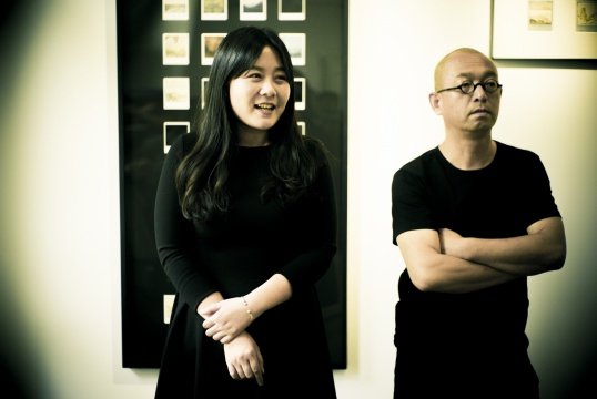 开幕现场,艺术家麸子(右) 开幕现场,艺术家麸子(右)