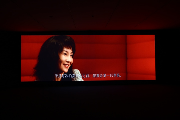 艾萨克·朱利安 《游戏时间》影像 2013(2016年,由姜节泓和马克.纳什策划的“真实的假象”,上海二十一世纪民生美术馆现场)
艾萨克·朱利安 《游戏时间》影像 2013(2016年,由姜节泓和马克.纳什策划的“真实的假象”,上海二十一世纪民生美术馆现场)