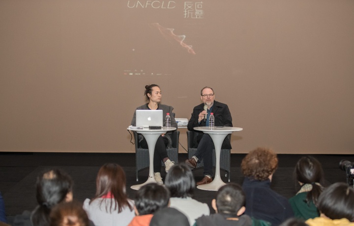 艺术家黑川良一(左)与英国FACT艺术中心迈克·斯塔布斯教授开幕对谈现场
艺术家黑川良一(左)与英国FACT艺术中心迈克·斯塔布斯教授开幕对谈现场