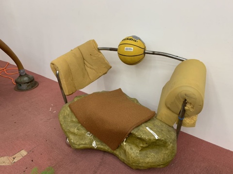 《篮球假山石沙发雕塑》110×68×78cm 海绵、铁、玻璃钢、篮球、不锈钢球、网球、海绵球、胶带、电线、绒布坐垫、聚氨酯泡沫 2019
