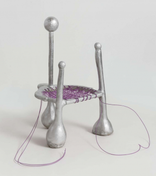 《编制椅(银色)》88×82×123cm 玻璃钢、喷漆、金属内衬、编制绳 2019
《编制椅(银色)》88×82×123cm 玻璃钢、喷漆、金属内衬、编制绳 2019