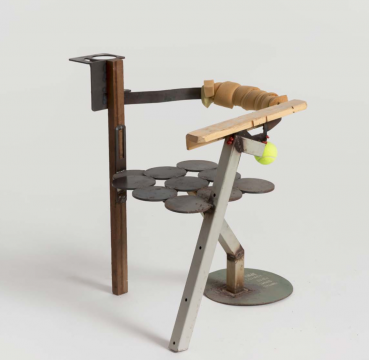 《第一次手工焊接》58×61×74cm 铁、木头、海绵、网球 2018
《第一次手工焊接》58×61×74cm 铁、木头、海绵、网球 2018