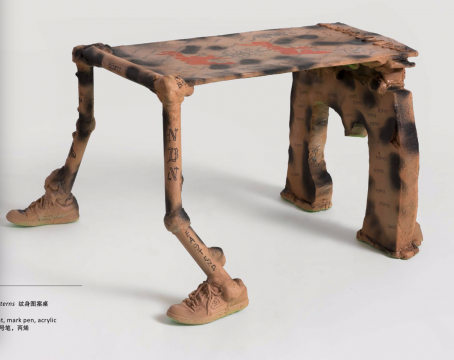 《纹身图案桌》135×115×73cm 玻璃钢、喷漆、油性记号笔。丙烯 2018
《纹身图案桌》135×115×73cm 玻璃钢、喷漆、油性记号笔。丙烯 2018