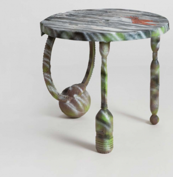 《即兴圆桌（三彩）》87×82×78cm 玻璃钢、喷漆、木与金属内衬 2019

