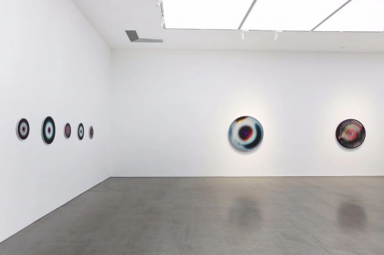 颜磊个展博而励,他把那些画都挂在流水线上 颜磊个展博而励,他把那些画都挂在流水线上
