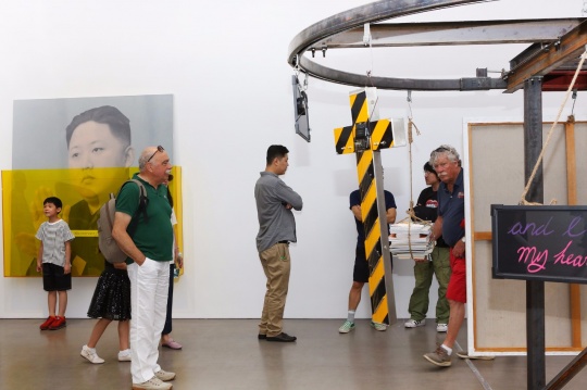 颜磊个展博而励,他把那些画都挂在流水线上 颜磊个展博而励,他把那些画都挂在流水线上