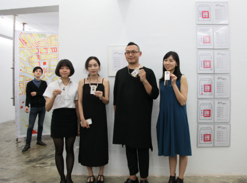 艺术家蔡国杰与地政士合影。图/伊通公园 IT PARK提供
艺术家蔡国杰与地政士合影。图/伊通公园 IT PARK提供