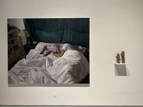 时永骏 《床边柜的一双陶手》 182×227cm 布面油画 2019
时永骏 《床边柜的一双陶手》 182×227cm 布面油画 2019