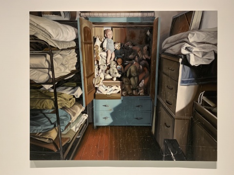 时永骏 《衣柜里的布偶》 182×227cm 布面油画 2019
时永骏 《衣柜里的布偶》 182×227cm 布面油画 2019