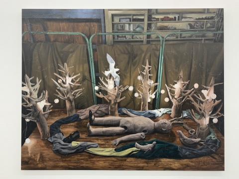 时永骏 《围在彩色布条中的人》 182×227cm 布面油画 2019
时永骏 《围在彩色布条中的人》 182×227cm 布面油画 2019
