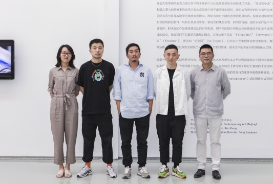 左起:策展人于非、艺术家田牧、艺术家时永骏、策展人杨鉴、蜂巢当代艺术中心负责人夏季风
左起:策展人于非、艺术家田牧、艺术家时永骏、策展人杨鉴、蜂巢当代艺术中心负责人夏季风