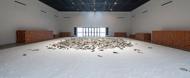 沈少民《中国鲤鱼》(35.6x14.5x6cm)x2000 机械、硅胶、塑料、电子配件,盐2018作品位置:丝厂7-9展厅沈少民结合电子科技与仿真硅胶,将 2000 条鲤鱼置于19吨白色盐滩上,所有的机械鱼微弱地呼吸着挣扎着,在以假乱真的魔幻现实场景中,激发观众的无限遐想与对中国鲤鱼的别样思考。 沈少民《中国鲤鱼》(35.6x14.5x6cm)x2000 机械、硅胶、塑料、电子配件,盐2018作品位置:丝厂7-9展厅沈少民结合电子科技与仿真硅胶,将 2000 条鲤鱼置于19吨白色盐滩上,所有的机械鱼微弱地呼吸着挣扎着,在以假乱真的魔幻现实场景中,激发观众的无限遐想与对中国鲤鱼的别样思考。