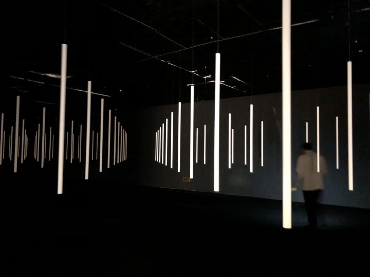 光之子(Children of the Light,荷兰) 《零之时间》3000×1500cm 灯光装置 反光材料、铝、音响、电脑、定制软件、摄影机 2014-2015
作品位置:丝厂5-6展厅
灯光装置却没有灯光。“光之子”邀请观众用自己的手机光线来驱动装置,如此一来,观众发出多少光亮,就会获得多少。他们设计的装置用极少的材料和科技抹去了时间与空间。作品《零时间》 有大量悬挂的反光管,置于薄烟缭绕的空间之中。摄影机捕捉参观者手机发出的光芒;基于 镜头的数据,五声道的声音景观现场生成。
光之子(Children of the Light,荷兰) 《零之时间》3000×1500cm 灯光装置 反光材料、铝、音响、电脑、定制软件、摄影机 2014-2015
作品位置:丝厂5-6展厅
灯光装置却没有灯光。“光之子”邀请观众用自己的手机光线来驱动装置,如此一来,观众发出多少光亮,就会获得多少。他们设计的装置用极少的材料和科技抹去了时间与空间。作品《零时间》 有大量悬挂的反光管,置于薄烟缭绕的空间之中。摄影机捕捉参观者手机发出的光芒;基于 镜头的数据,五声道的声音景观现场生成。