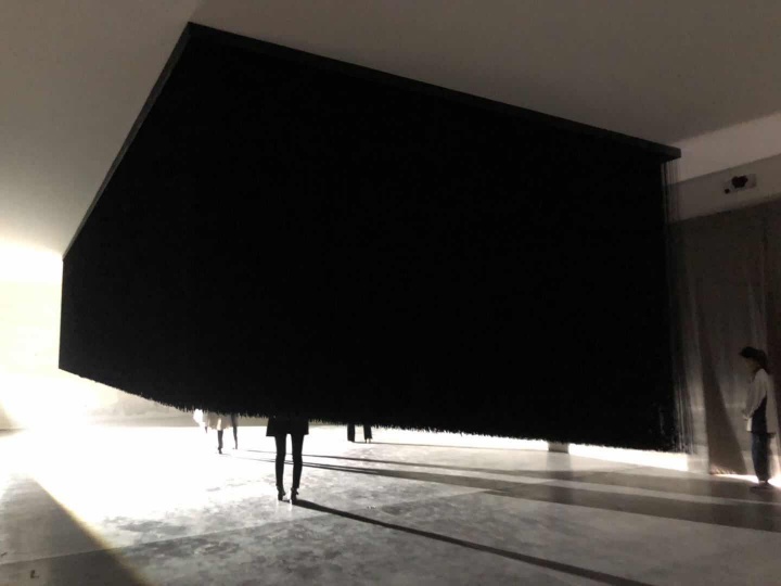 大卷伸嗣(Shinji Ohmaki,日本) 《临界之气——黑量》 320×1080×540cm 装置 尼龙绳、木板、灯 2012
作品位置:粮仓#3展厅
如果影子是真实的材料,那它会是什么样子?黑绳装置就是对此的解读。观众既可进入这片黑暗,在其中徘徊。也可以观看这个场景。
大卷伸嗣(Shinji Ohmaki,日本) 《临界之气——黑量》 320×1080×540cm 装置 尼龙绳、木板、灯 2012
作品位置:粮仓#3展厅
如果影子是真实的材料,那它会是什么样子?黑绳装置就是对此的解读。观众既可进入这片黑暗,在其中徘徊。也可以观看这个场景。